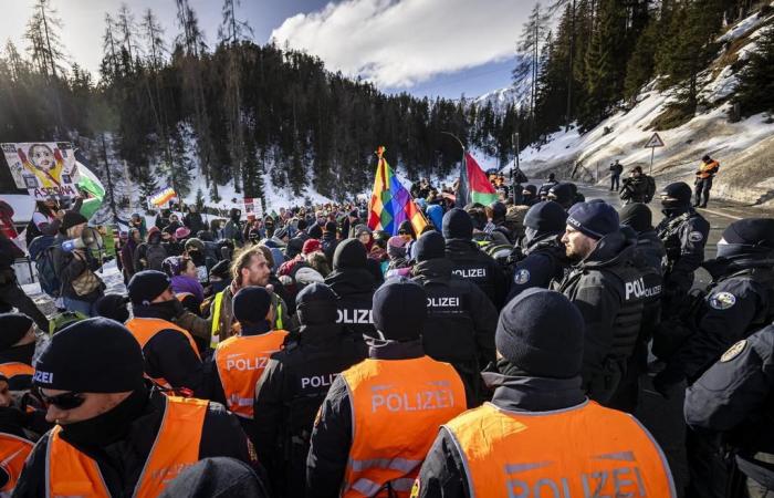 Les manifestants anti-WEF retirés de la route