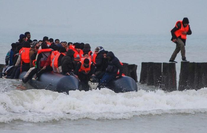 Les sauveteurs sauvent 68 migrants à bord d’un bateau en mer au large de Calais