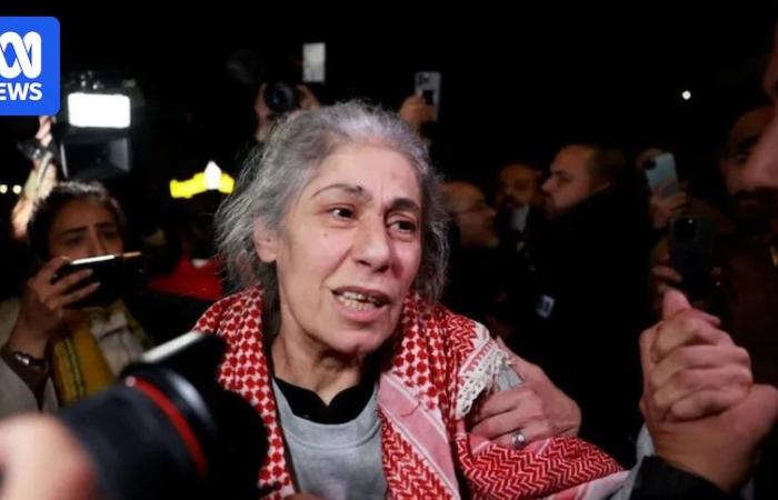 La dirigeante du Front populaire de libération de la Palestine, Khalida Jarrar, apparaît après avoir été libérée de prison israélienne.