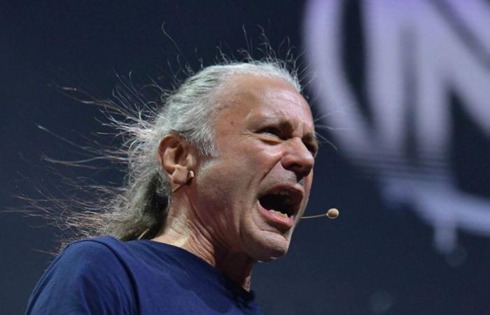 A 66 ans, le chanteur d’Iron Maiden, Bruce Dickinson, a participé à une compétition d’escrime dans le Nord