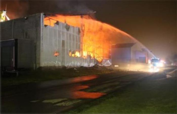 Un entrepôt de 2300m2 ravagé par un incendie à Grenay