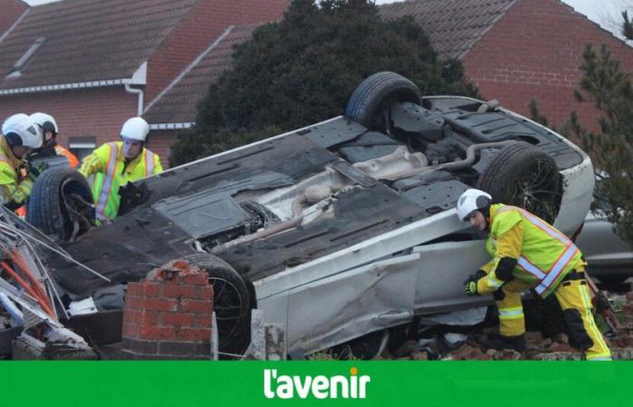 Une voiture roule tout droit sur la Montgomery Road, finit sur son toit et provoque une panne d’internet dans la rue