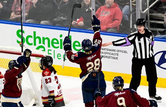 Le hockey féminin célébré devant une salle comble à Québec