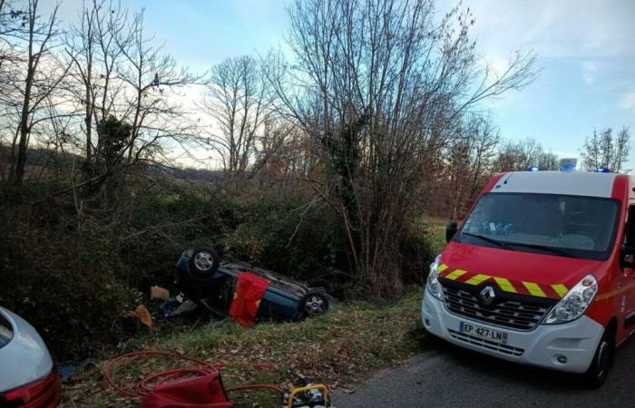 Leur voiture fait plusieurs tonneaux et finit dans le fossé en Ariège