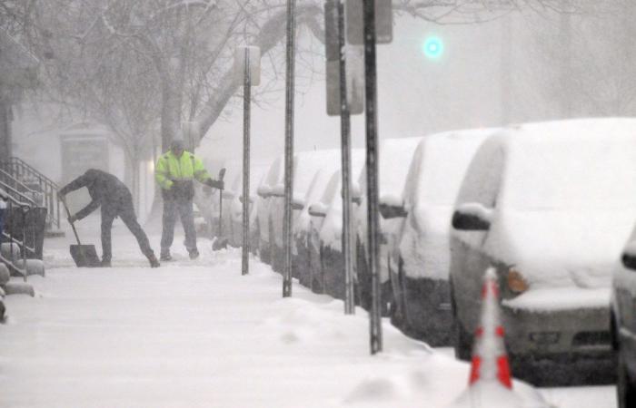 Les prévisions de neige augmentent pour dimanche dans certaines régions alors que la tempête se dirige vers le sud et l’est.