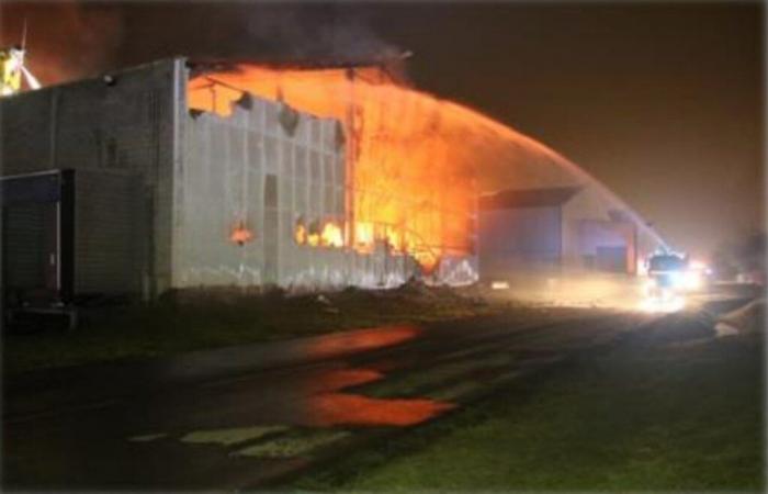 A Grenay, un immense entrepôt détruit dans un violent incendie cette nuit