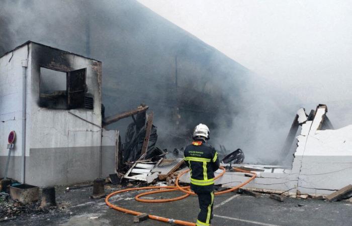 à Rennes, les pompiers luttent toujours contre l’incendie