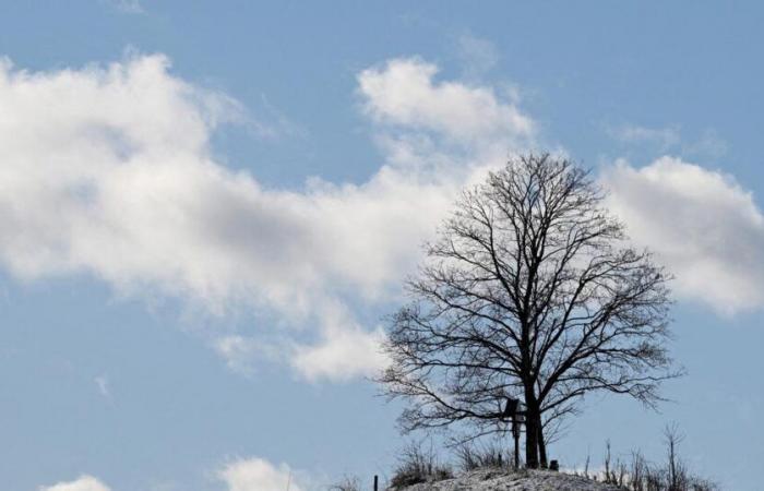 un ciel nuageux à l’ouest tandis que le soleil domine à l’est