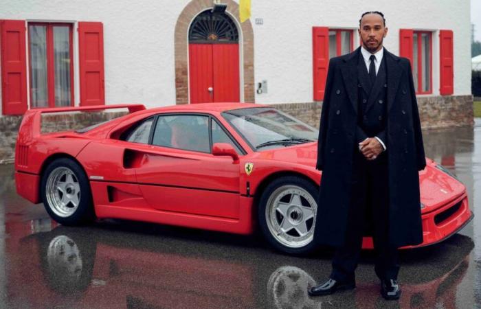 Lewis Hamilton pose avec la Ferrari F40 lors de son premier jour à Maranello