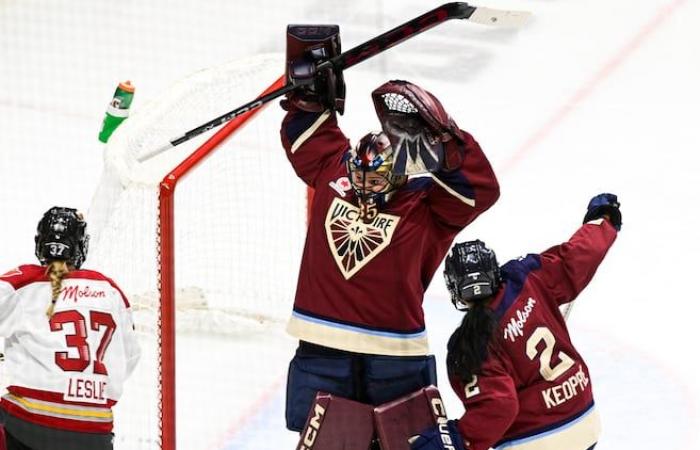 Le hockey féminin célébré devant une salle comble à Québec