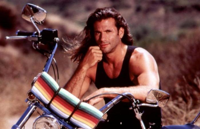 Lorenzo Lamas a 67 ans, mais qu’arrive-t-il à la Rebelle aux cheveux des années 90 ?