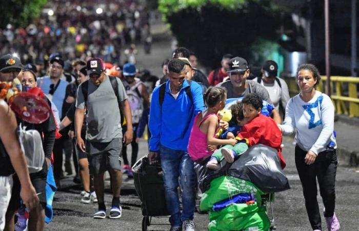 l’armée à la frontière avec le Mexique et supprimant le droit d’asile et le droit du sol