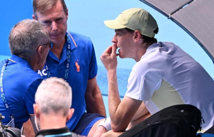 Jannik Sinner subit des oscillations impressionnantes à l’Open d’Australie mais le numéro un mondial se qualifie