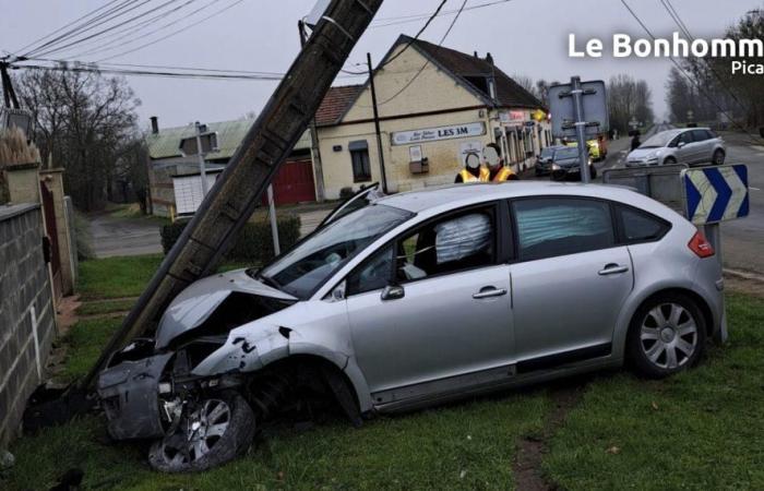 une voiture heurte un poteau électrique et une clôture à Rollot