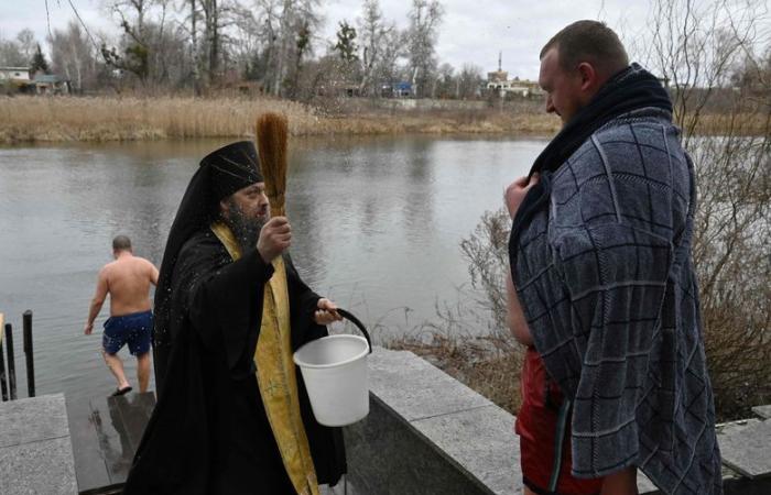 Russie : les chrétiens orthodoxes célèbrent l’Épiphanie en plongeant dans les eaux glacées