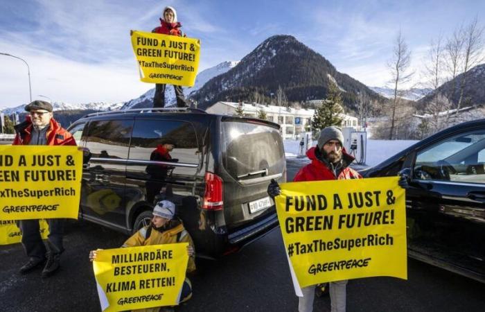 Des militants de Greenpeace bloquent l’accès à l’héliport de Davos