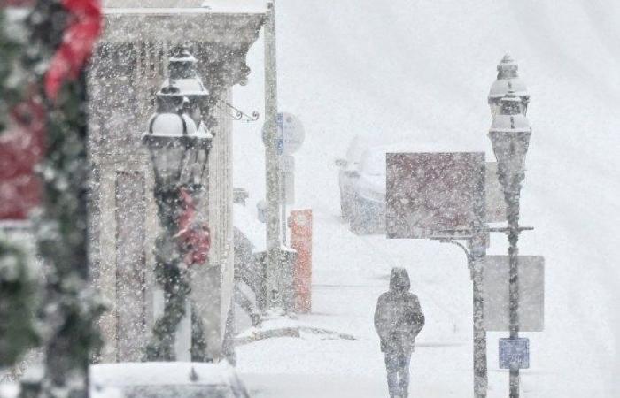 Les prévisions de neige augmentent pour dimanche dans certaines régions alors que la tempête se dirige vers le sud et l’est.