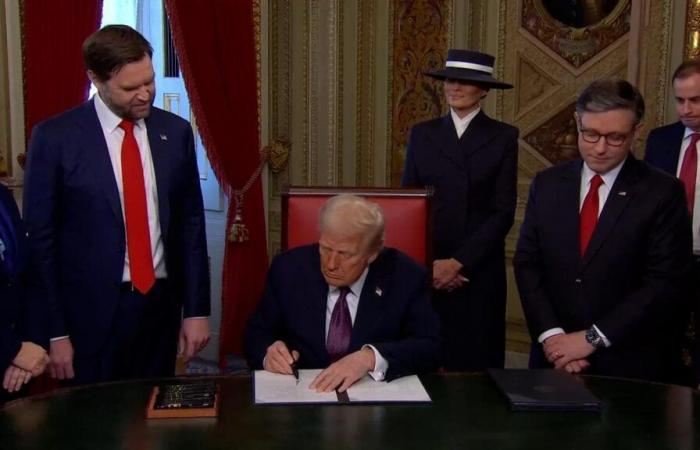 Trump signe les premiers décrets au Capitole, puis distribue des stylos aux personnes présentes