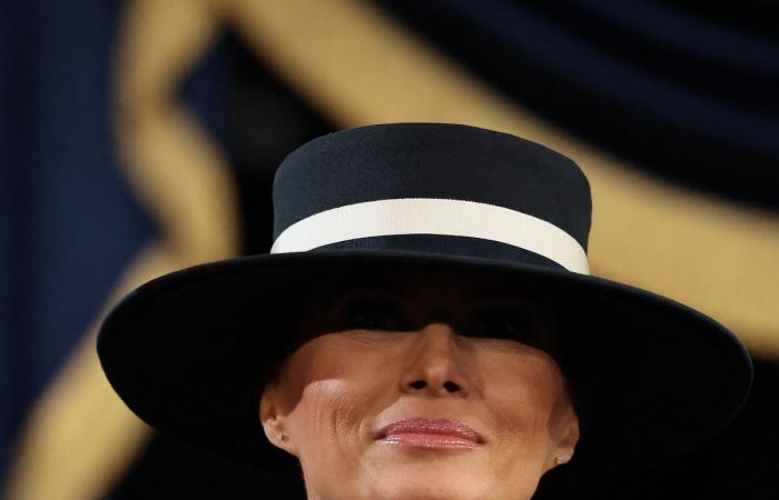 Le baiser raté de Donald Trump à cause du chapeau de Melania, la scène qui n’a échappé à personne : “Ce n’est pas quelqu’un qui cherche la lumière”