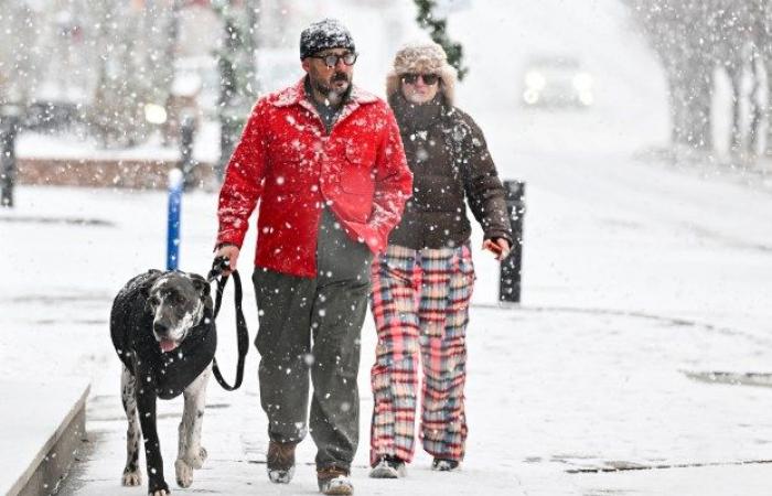 Les prévisions de neige augmentent pour dimanche dans certaines régions alors que la tempête se dirige vers le sud et l’est.