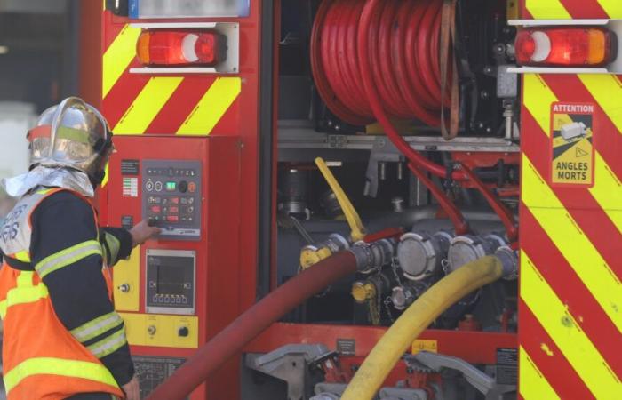 un véhicule prend feu dans un parking souterrain