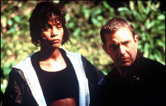 Kevin Costner, touché par la perte de Whitney Houston, fête son anniversaire avec un hommage poignant