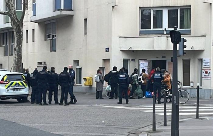 les migrants ont quitté le Square du Béguin pour leur nouveau centre d’hébergement à Gerland