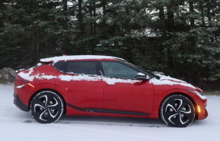 Une voiture électrique débranchée dans le froid pendant des semaines, ça veut dire quoi ?