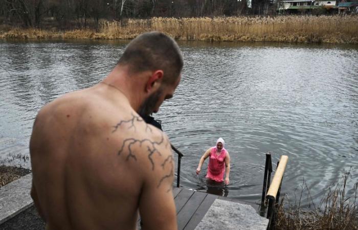 Russie : les chrétiens orthodoxes célèbrent l’Épiphanie en plongeant dans les eaux glacées