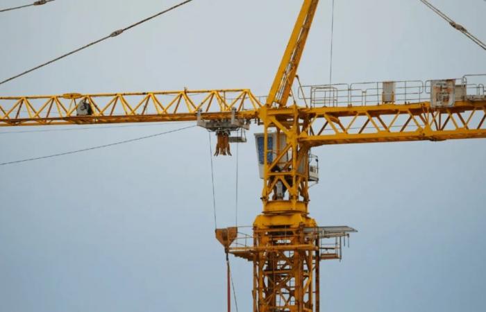 un homme coincé sur une grue à 30 mètres de haut à Lorient