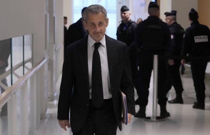 “Ça me fait du sale de répondre à des questions comme ça”, dit Sarkozy