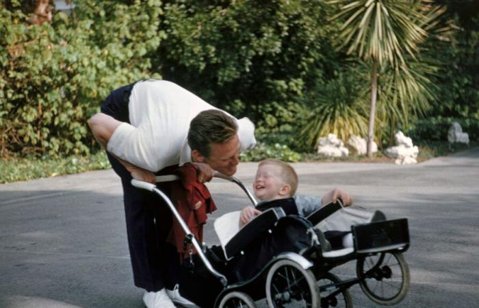 Kirk Douglas chez lui à Beverly Hills, sur quelques photos vintage