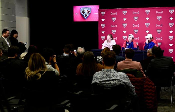 Le hockey féminin célébré devant une salle comble à Québec