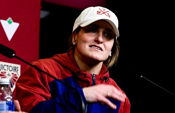 Le hockey féminin célébré devant une salle comble à Québec