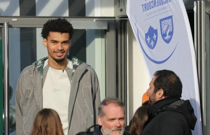 Wembanyama inaugure deux terrains de basket à Chesnay, sa ville natale (en images)