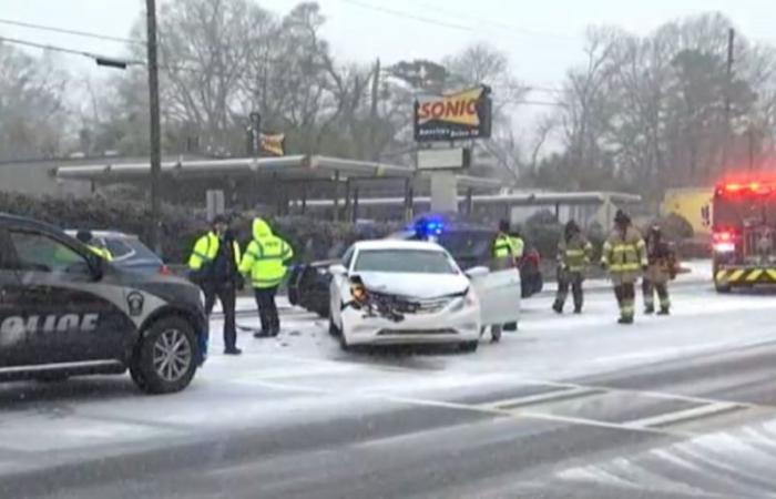 Les conducteurs sont surpris par les routes glissantes alors que la neige s’abat sur les comtés du sud de la région métropolitaine d’Atlanta