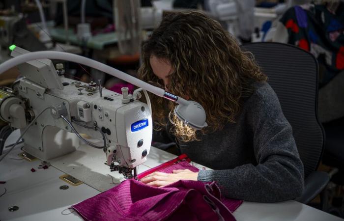 Dans le Calvados, les ateliers Thierry-Fonlupt confectionnent des costumes pour les grandes maisons de luxe parisiennes