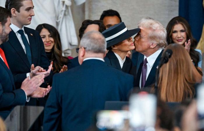 Grand chapeau et baiser raté, l’énigmatique Melania Trump fait elle aussi son retour à la Maison Blanche