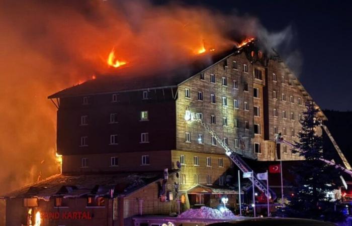 Au moins 76 morts dans l’incendie d’un hôtel dans une station de ski turque : la protection contre les incendies était-elle suffisante ?