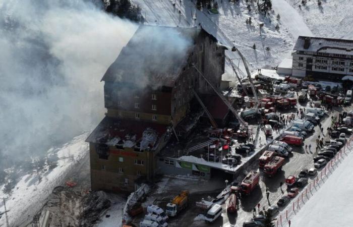 76 personnes sont mortes dans l’incendie de leur hôtel, selon un nouveau bilan