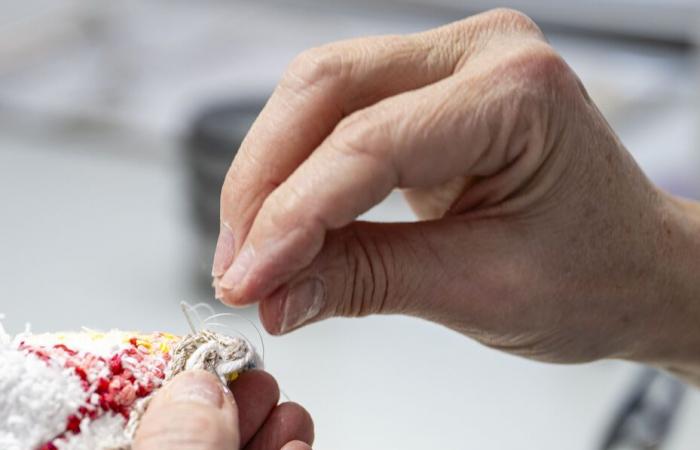 Dans le Calvados, les ateliers Thierry-Fonlupt confectionnent des costumes pour les grandes maisons de luxe parisiennes