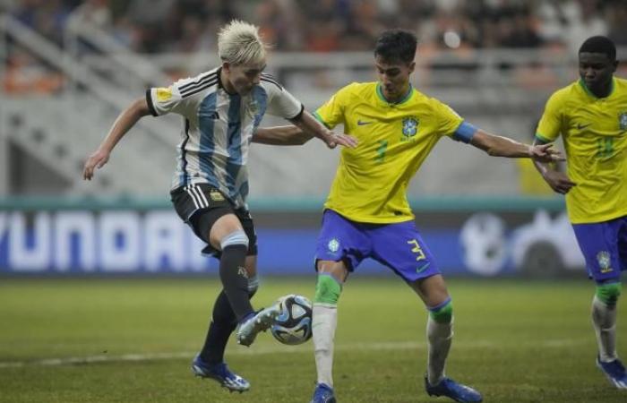 le jeune défenseur central Vitor Reis arrive à Manchester City (officiel)