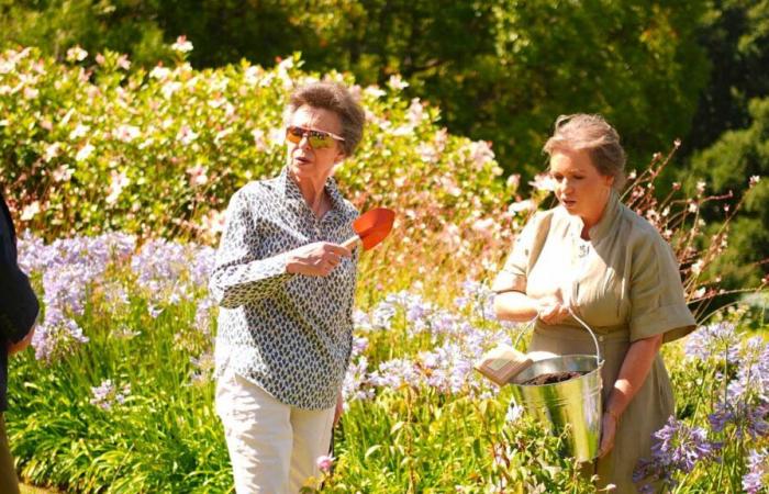 La princesse Anne invitée par le Haut-Commissaire au jardin fleuri de sa résidence à Pretoria