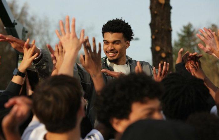 « J’en ai toujours rêvé… » Le beau geste du joueur star et des Spurs lors de leur passage en France