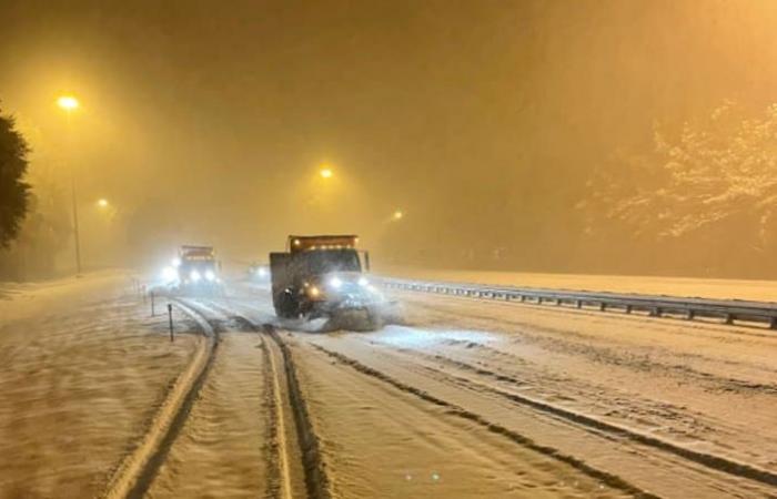 Des équipes de Floride s’efforcent de dégager les routes pendant une dangereuse tempête hivernale