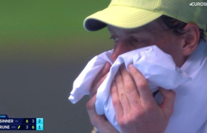 Jannik Sinner tremble lors d’un changement de camp face à Holger Rune, en huitièmes de finale – Tennis Vidéo