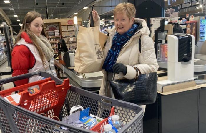 les étudiants aux côtés des clients pour faire leurs courses