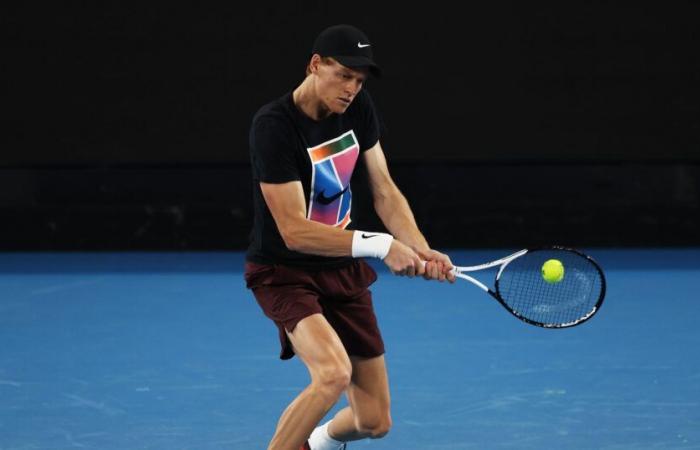 Jannik Sinner, en vue du match avec Alex de Minaur, s’est entraîné en salle au Centre National de Tennis sans public