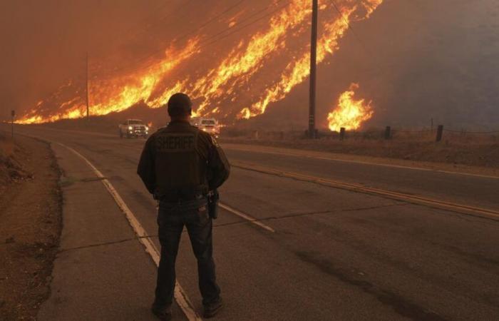 Un nouvel incendie dévastateur provoque des milliers d’évacuations près de Los Angeles