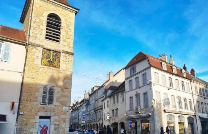 Pourquoi l’horloge de cette célèbre tour jurassienne est-elle bloquée depuis plusieurs jours ?